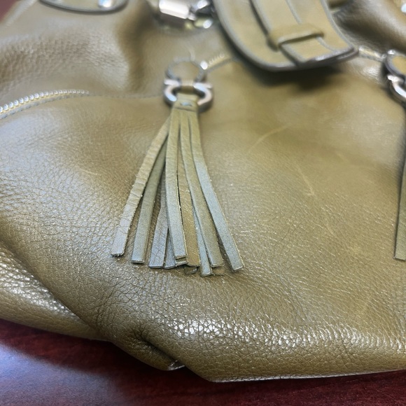 Salvatore Ferragamo olive shoulder bag with tassel - Picture 6 of 7